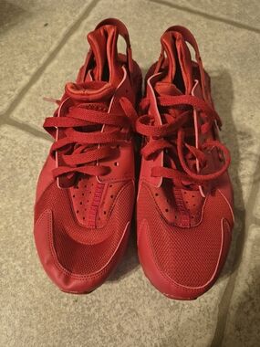 Nike Mens Red Athletic Sneakers – Vibrant Lace-Up Trainers